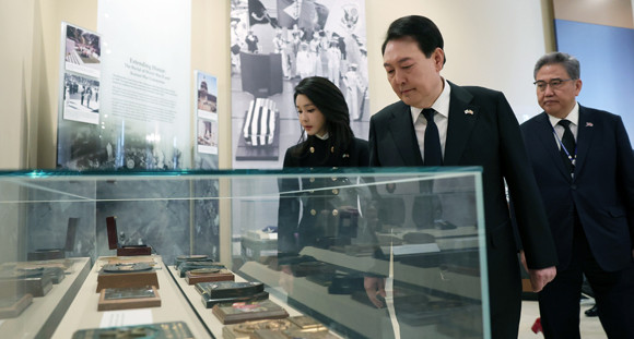 윤 대통령은 미국 산방 2일차 첫 일정으로 '알링턴 국림묘지'를 찾아 헌화했다. ⓒ 연합뉴스