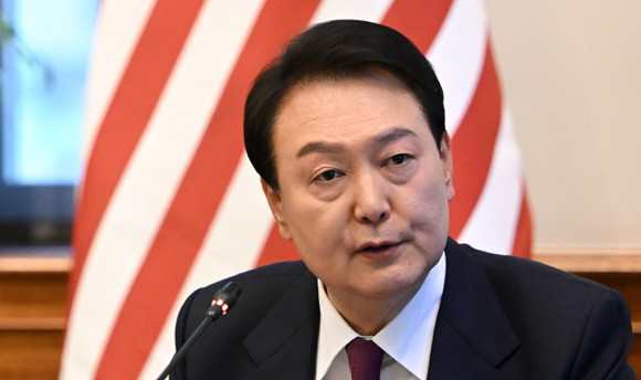 윤 대통령은 "그동안 한·미 양국이 G20, 핵심광물안보파트너십(MPS), IPEF 논의에 적극 참여하며 글로벌 경제협력 네트워크를 확대해 왔다"며 "한국은 자유민주주의와 시장경제를 통해 급속하게 발전한 경험을 살려 국제적 위상에 걸맞은 역할과 책임도 강화할 것"이라고 다짐했다. ⓒ 연합뉴스