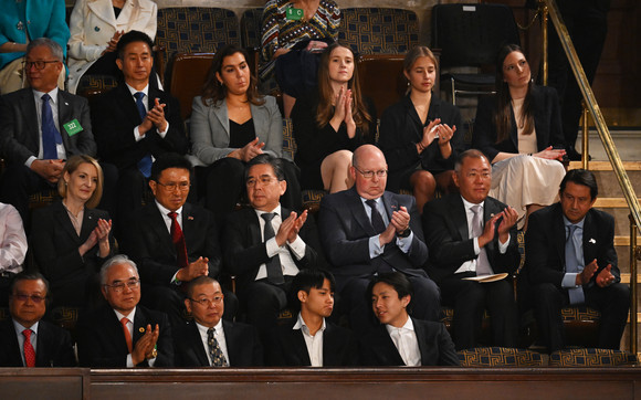 정의선 현대차 그룹회장(가운데 줄 오른쪽 두번째)이 27일(현지시간) 워싱턴DC 국회의사당에서 열린 윤석열 대통령의 미 상·하원 합동회의 연설에서 박수치고 있다. ⓒ 연합뉴스