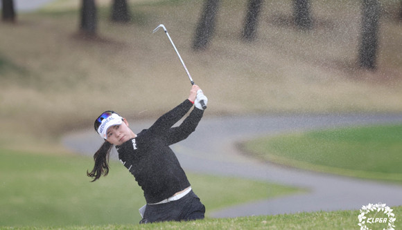 이다연이 팔꿈치 부상을 딛고 2023 KLPGA 첫 메이저 대회에서 우승을 차지했다. ⓒ KLPGA