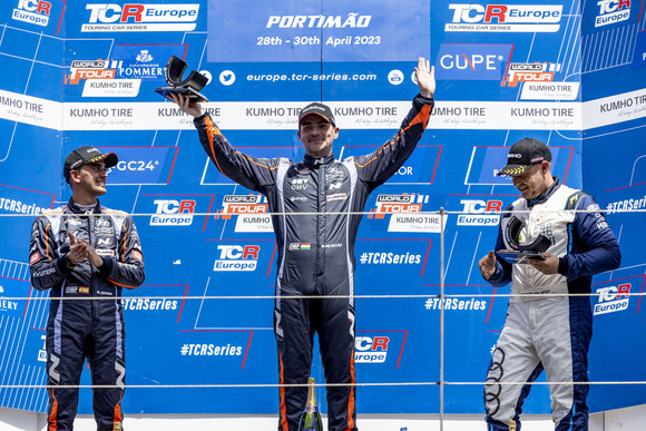 2023 TCR 월드 투어 포르투갈 대회에서 우승과 준우승을 차지하고 포디움에 올라선 모습. ⓒ 현대자동차