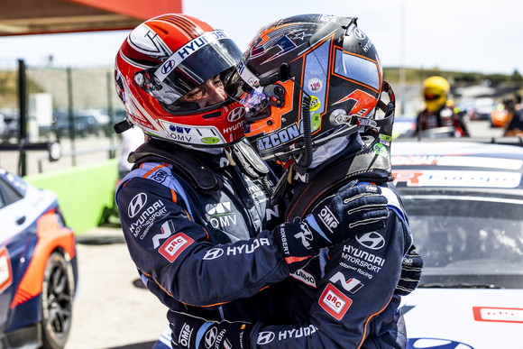 2023 TCR 월드 투어 포르투갈 대회 첫 번째 결승 레이스를 마치고 기뻐하는 모습. ⓒ 현대자동차