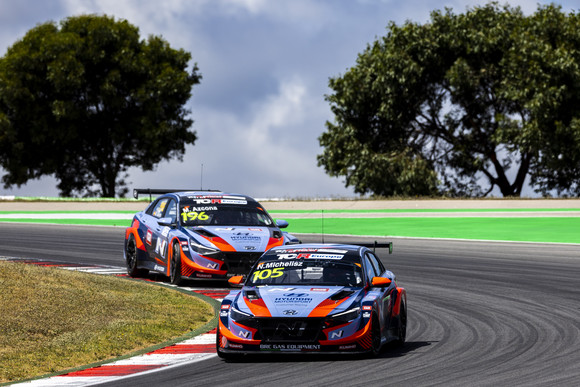 2023 TCR 월드 투어 포르투갈 대회 첫 번째 결승 레이스를 마치고 기뻐하는 모습. ⓒ 현대자동차