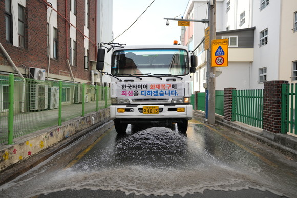 살수차를 이용해 화재 피해지역 복구에 나선 모습. ⓒ 한국타이어