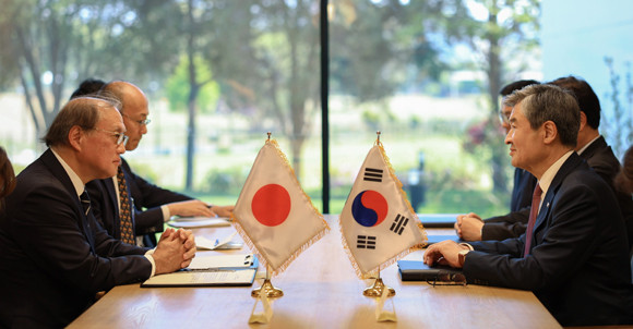 조 실은 기시다 총리 방한을 포함한 한일관계 전반에 대한 논의를 위하 방한한 아키바 국장과 회담을 가졌다. ⓒ 대통령실