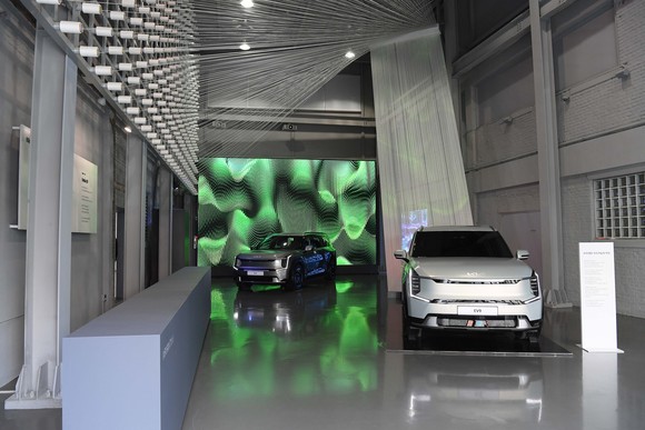 서울 성수동 '기아 EV 언플러그드 그라운드'에 전시된 기아 EV9의 모습. ⓒ 기아