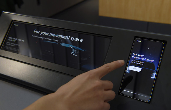 고객이 '기아 커넥트 스토어'를 체험하는 모습. ⓒ 기아