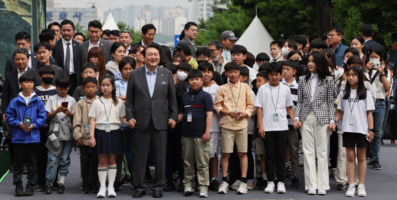 용산어린이정원 개방행사에는 전국에서 초청된 어린이가족과 일반국민을 포함해 관계부처 장관, 국회의원 등 약 200명이 참석했다. ⓒ 연합뉴스