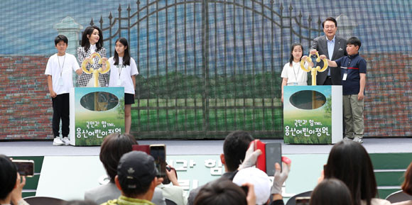 이번 행사는 '한-미 SOFA협상을 거쳐 부분 반화된 용산기지를 '용산어린이정원'으로 재탄생시켜 국민들에게 개방하는 것을 기념하는 행사다. ⓒ 연합뉴스