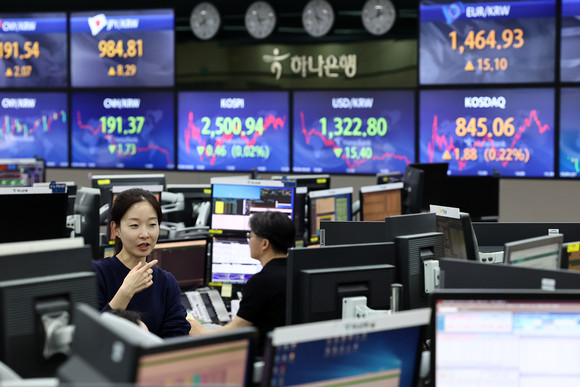 고수익을 노리는 개미투자자들이 SG증권발 주가조작 사태에 연루된 8개 종목을 사들이고 있는 것으로 나타났다. 사진은 지난 4일 서울 중구 하나은행 본점 딜링룸에서 딜러들이 업무를 보고 있는 모습. ⓒ 연합뉴스