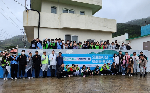 부산의 봉사단체와 의료기관들이 통영 비진도를 찾아가 1박2일간 의료봉사 활동을 마치고 주민들과 기념사진촬영을 하고 있다. ⓒ그린닥터스