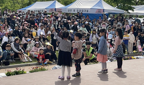 한강중앙공원에서 어린이들이 '아동권리헌장'을 낭독하고 있다. ⓒ 김포시
