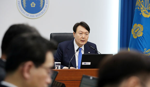 윤 대통령은 9일 용산 대통령실에서 주재한 국무회의에서 한일 정상회담 성과에 대해 논의했다. ⓒ 연합뉴스