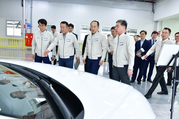 아이오닉 5 생산 라인을 둘러보고 있는 모습. ⓒ 기획재정부