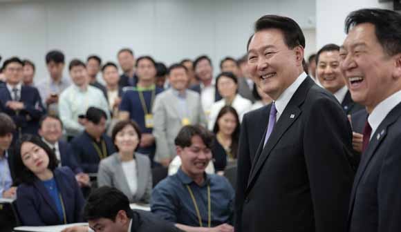 윤석열 대통령은 취임 1년을 맞아 용산 대통령실 1층에 위치한 대통령실 출입기자실을 찾아 기자들과 일일이 악수를 했다. ⓒ 연합뉴스