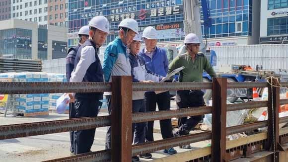 김포시는 여름철 집중호우 대비 현재 공사가 진행되고 있는 구래동 상업지역 지하 주차장과 장기동 한강중앙공원 자주식 공영주차장 건설 현장의 안전점검을 실시했다. ⓒ 김포시
