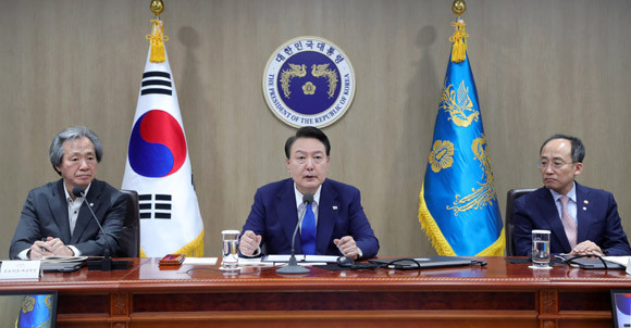 회의에서 윤 대통령은 지영미 질병관리청장으로부터 '코로나19 위기단계 하향 조치 및 신종감염병 대유행 대비 계획'을 보고 받았다. ⓒ 연합뉴스
