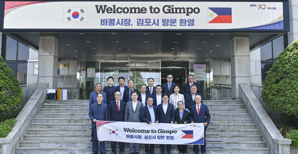 김병수 김포시장과 레닌 알비올라 필리핀 바콩시장은 9일 김포시에서 만나 양 도시 간 수출기업 판로개척 및 경제·산업 분야 교류 등에 관해 대화하는 시간을 가졌다. ⓒ 김포시