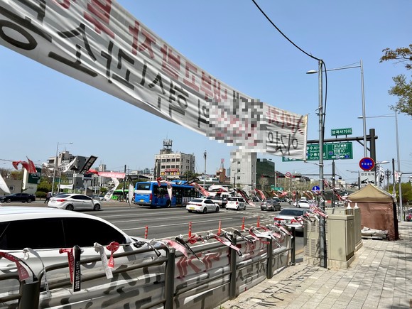 현대자동차그룹 사옥 인근에서 근거 없는 원직복직을 요구하며, 10년 이상 시위를 이어가고 있다. ⓒ 독자제공