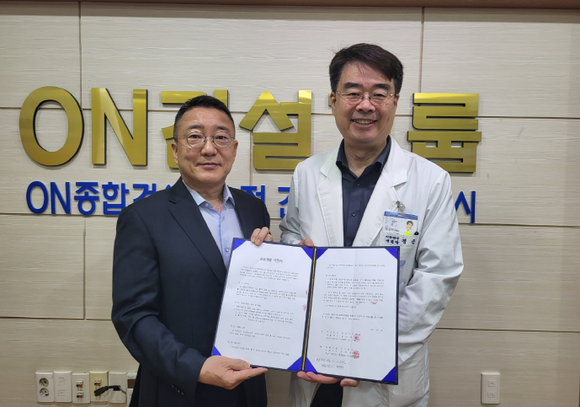 남흥건설 문태경 회장(좌)과 온라이프건설 정근 회장(우)이 공동개발 약정서를 체결하고 기념촬영을 하고 있다.ⓒ프라임경제