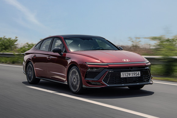 쏘나타 디 엣지는 8세대 쏘나타의 풀체인지급 부분변경 모델이다. ⓒ 현대자동차