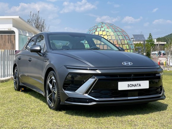 쏘나타 디 엣지는 날렵하고 직선적인 디자인이 특징이다. = 노병우 기자