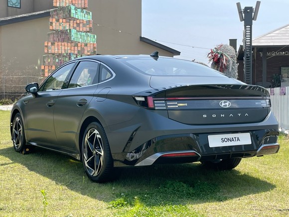 후면부는 고성능 스포츠카를 연상케 하는 날렵한 리어 스포일러 형상의 가니쉬로 역동적인 인상을 갖췄다. = 노병우 기자