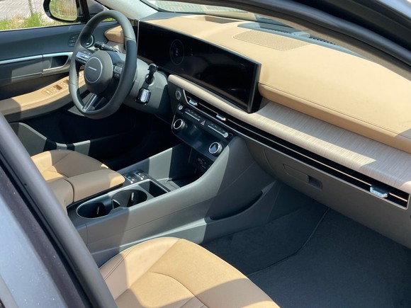 실내 디자인은 스마트하면서도 넓게 느껴지는 공간으로 구성됐다. = 노병우 기자