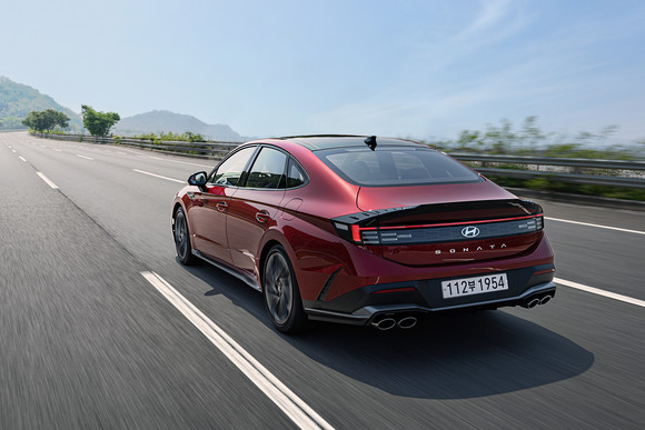 N 라인 모델은 기본 모델에 스포티한 디테일을 더해 다이나믹한 주행감성을 한층 강조했다. ⓒ 현대자동차