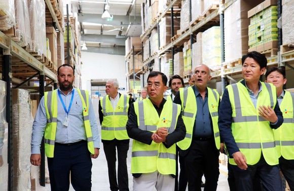 두바이 CJ ICM 물류센터를 돌아보는 강신호 대표. ⓒ CJ대한통운