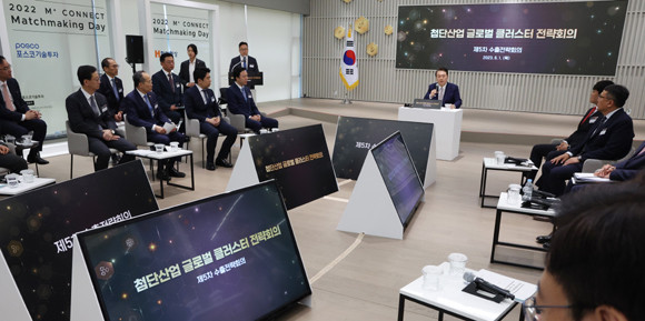 윤 대툥령은 첨산 클러스터 육성을 위해 국제교류, 첨단기술 개발 동참·사업화의 필요성에 대해 언급했다. ⓒ 연합뉴스