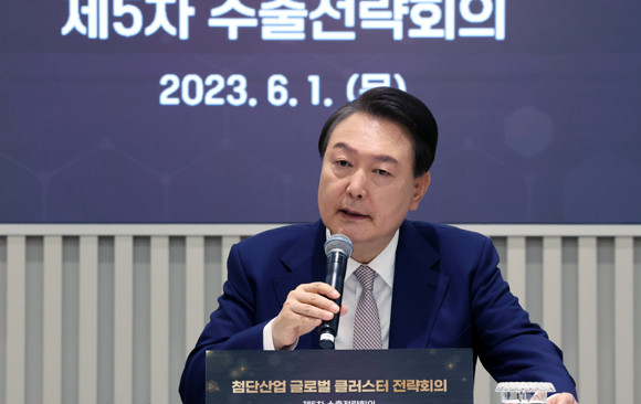 윤 대통령은 1일 첨단산업 글로벌 클러스터 전략회의를 '서울창업허브 M+'에서 주재했다. ⓒ 연합뉴스