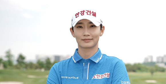 와이드앵글이 한국여자프로골프 대표 장타자 김시원 프로와 공식 의류 후원 계약을 체결했다. ⓒ 와이드앵글