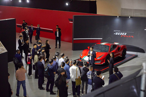 도슨트 투어가 진행되고 있는 모습. ⓒ 페라리