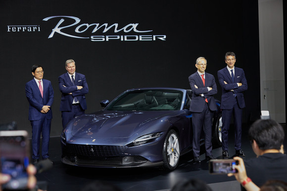 베네데토 비냐 페라리 최고경영자를 비롯한 관계자들이 페라리 로마 스파이더 앞에서 기념촬영을 하고 있다. ⓒ 페라리
