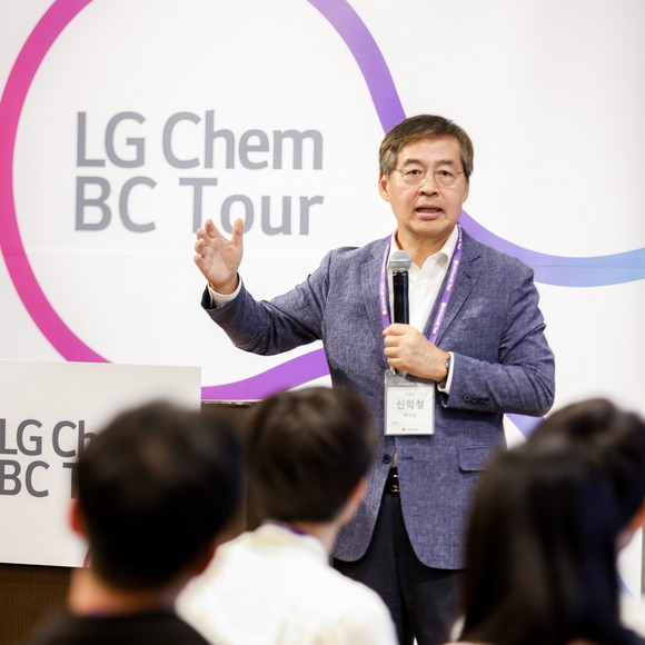 신학철 LG화학 부회장이 일본 인터컨티넨털 도쿄 베이 호텔에서 열린 글로벌 인재 채용 행사 'BC투어'를 주관하며 환영사를 하고 있다. ⓒ LG화학
