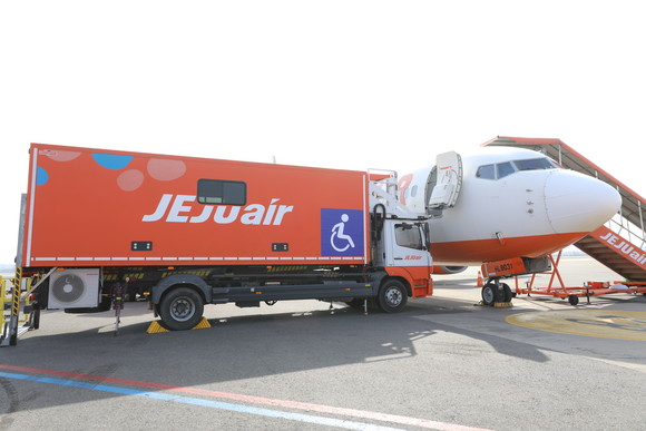 제주항공이 교통약자의 항공기 탑승을 돕기 위한 리프트카를 도입해 운영한다. ⓒ 제주항공