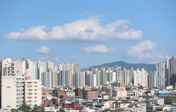 지난해 이후 주택시장이 하락세를 이어가면서 매매시세가 기존 전세보증금보다 낮은 '깡통전세'와 전세시세가 기존 전세보증금보다 낮은 '역전세'가 최근 크게 늘어난 상황이다. ⓒ 연합뉴스