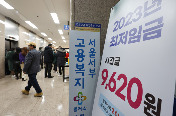 자영업자 10명 중 약 6명은 내년 최저임금과 관련해 '동결' 또는 '인하'의 입장을 밝혔다. ⓒ 연합뉴스