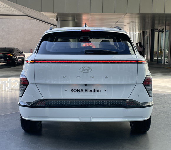 수평형 램프를 적용한 후면부는 리어 스포일러와 보조제동등이 일체형으로 디자인돼 스포티한 느낌을 준다. = 노병우 기자