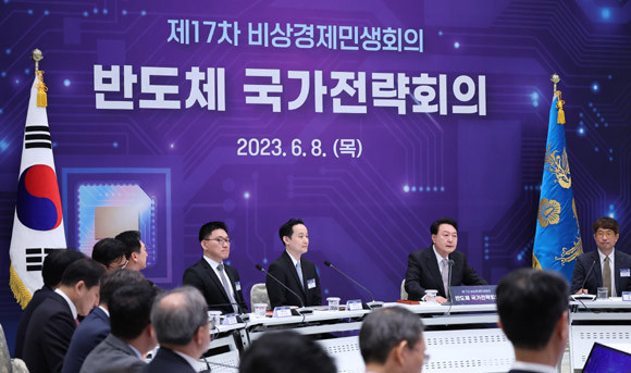 정부는 반도체 국가전략회의에서의 토론 내용을 바탕으로 기존 반도체 산업 전략을 보완할 예정으로, 정부와 기업의 긴밀한 공조 하에 속도감 있는 지원정책을 추진할 계획이다. ⓒ 연합뉴스