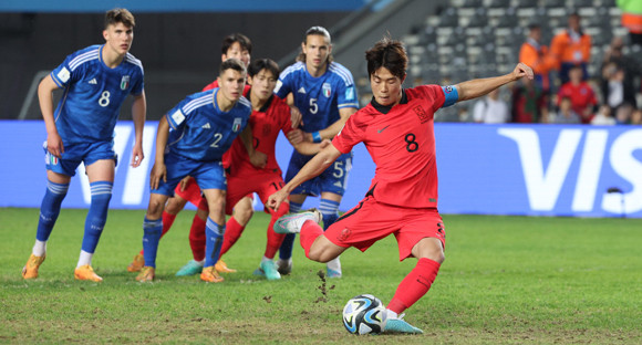 우리나라 U-20 축구 국가대표팀이 이탈리아와의 경기에서 아쉽게 1:2로 패배하면서 결승 진출 티켓을 놓쳤다. ⓒ 연합뉴스