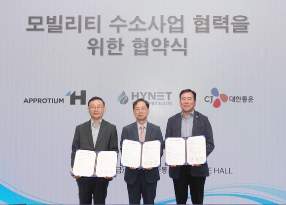 왼쪽부터 김정상 어프로티움 부사장, 임재준 하이넷 부사장, 최갑주 CJ대한통운 P&D본부장. ⓒ CJ대한통운