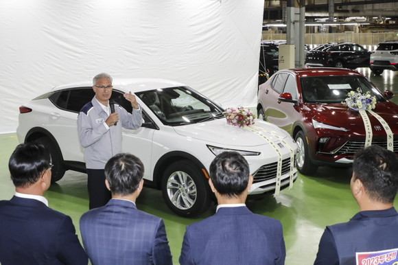 로베르토 렘펠 한국사업장 사장이 축하 스피치에서 글로벌 수요에 차질 없는 대응과 품질 경쟁력 강화를 강조하고 있는 모습. ⓒ 한국GM