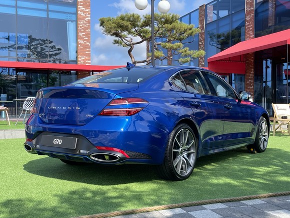 고성능 세단의 모습을 완성한 후면. = 노병우 기자