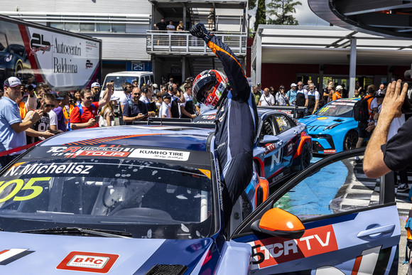 노버트 미첼리즈 선수가 이탈리아 대회 첫 번째 결승 레이스를 마치고 기뻐하는 모습. ⓒ 현대자동차