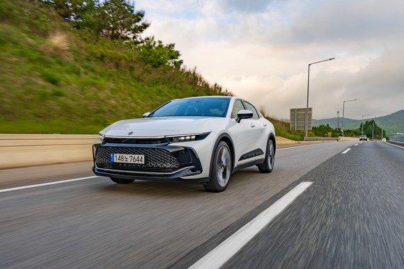 왕관을 뜻하는 단어에서 이름을 딴 크라운은 토요타 브랜드 라인업 중 가장 오랜 역사를 지닌 모델로 토요타의 혁신과 도전을 상징한다. ⓒ 토요타 코리아