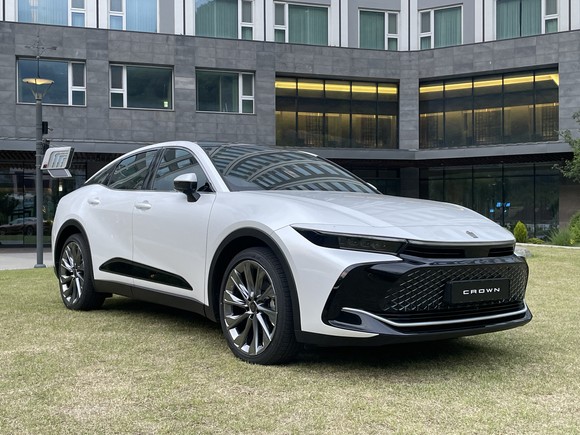 크라운은 날렵하고 세련된 크로스오버 스타일을 구현하고 있다. = 노병우 기자