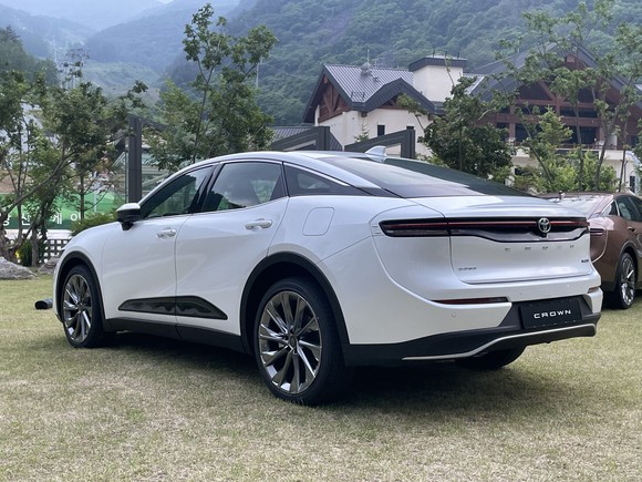 일자형 LED 리어램프로 심플하면서도 강렬한 인상의 후면 디자인은 크라운만의 아이덴티티를 보여준다. = 노병우 기자