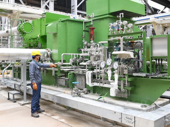 S-OIL 온산공장 작업자가 동광화학으로 탄산 공급량을 늘리기 위해 새로 설치한 설비를 점검하고 있다. ⓒ S-OIL